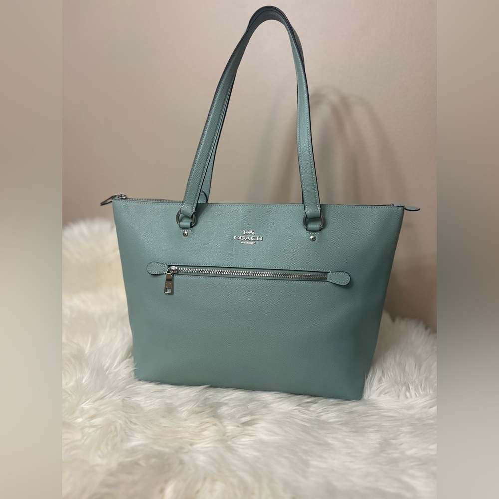 COACH 79608 Seafoam Green Tote Bag
Size: 16"L x 12"L x 11" Height X 5.5"